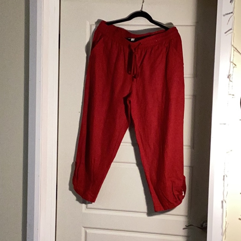 Red linen blend capris